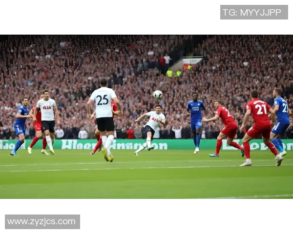 足球明星们的灿烂微笑瞬间展现了他们的魅力与热爱足球的激情