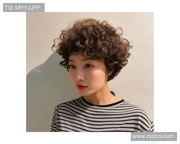 足球明星女球员卷发风采展现魅力与个性之美 足球明星女球员卷发风采展现魅力与个性之美